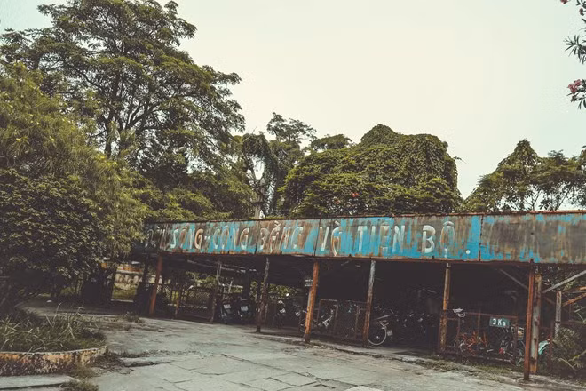 Nhà máy phải chia thành nhiều đơn vị nhỏ và đi sơ tán nhiều nơi để tiếp tục sản xuất, chỉ để lại phân xưởng sợi và một phần phân xưởng dệt vừa tiếp tục sản xuất vừa chiến đấu. (Ảnh: Minh Sơn/Vietnam+)