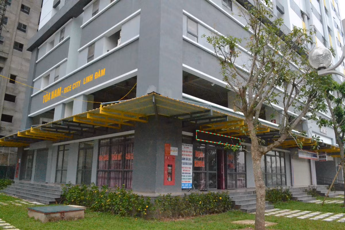 Vừa qua, dự án này bất ngờ nổi đình nổi đám khi xuất hiện thông tin ông Lục Minh Kim có hộ khẩu thường trú tại số nhà 12S-BT2-X2 - Bắc Linh Đàm, khu BT2 là khu biệt thự cao cấp bậc nhất Bắc Linh Đàm, xài sim ngũ quý, song lại thuộc đối tượng đạt điểm hiếm trong danh sách mua NƠXH tại dự án Rice City của BIC VN.