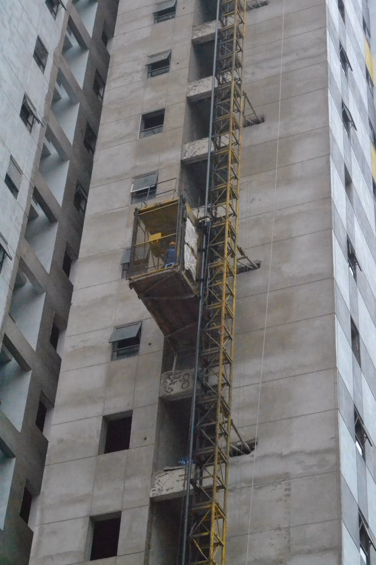 Các công nhân vẫn đang thi công, hoàn thiện dự án