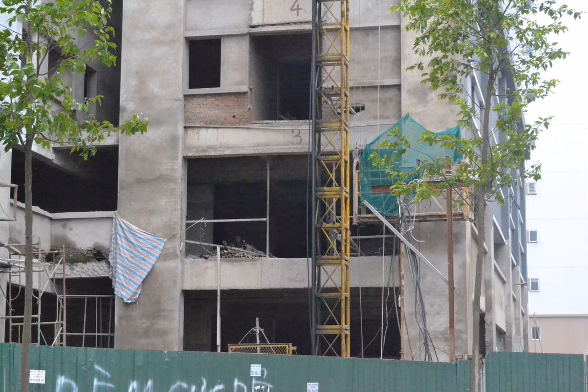 Tại công trường thi công vẫn ngổn ngang vật liệu xây dựng...