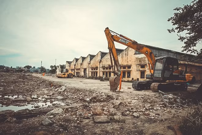 Năm 2003, Chính phủ xếp Vinatex vào danh mục cơ sở gây ô nhiễm nghiêm trọng theo Quyết định 64, buộc phải di dời ra Khu công nghiệp Hòa Xá, hoặc ngừng sản xuất. (Ảnh: Minh Sơn/Vietnam+)