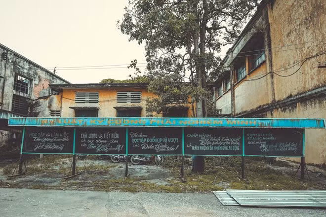 Bảng ghi khẩu hiệu, một 'đặc sản' của nhà máy Dệt Nam Định tồn tại từ lâu. (Ảnh: Minh Sơn/Vietnam+)