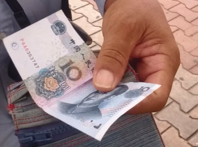 Nhiều du khách Trung Quốc vẫn dùng tiền Nhân dân tệ ra thanh toán khi mua hàng. Ảnh: H. Long.