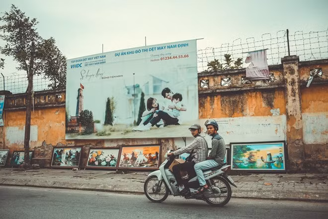 Ông Nguyễn Văn Miêng, Giám đốc Tổng công ty Cổ phần dệt may Nam Định cho biết, những phần diện tích khu vực sau khi phá bỏ sẽ được đầu tư xây dựng thành Khu đô thị Dệt may Nam Định. (Ảnh: Minh Sơn/Vietnam+)