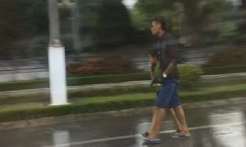 Đối tượng ngáo đá dùng súng, khống chế con. Ảnh: Vũ Trung Kiên