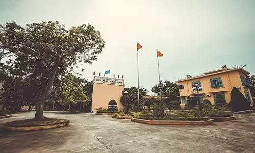 Nhà máy Dệt Nam Định tiền thân là một cơ sở nghiên cứu về tơ lụa do Toàn quyền Đông Dương - De Lanessan sáng lập. Thời kỳ vàng son, có lúc số công nhân của nhà máy Dệt Nam Định - nhà máy dệt lớn nhất Đông Dương lên tới 18.000 người, bằng 1/10 dân số Thành Nam lúc bấy giờ..