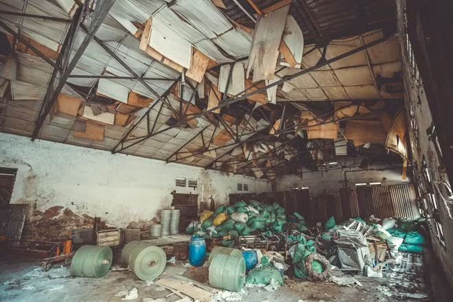 Nguyên vật liệu và các thiết bị máy móc đang được tập trung để di dời sang địa điểm khác. (Ảnh: Minh Sơn/Vietnam+)