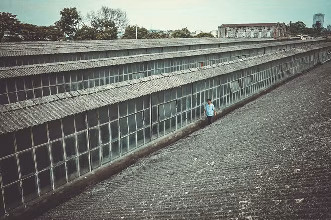 Khu vực áp mái, những ô cửa kính bám đầy sợi tơ, chứng tích của một thời kỳ 'vàng son' của nhà máy dệt. (Ảnh: Minh Sơn/Vietnam+)