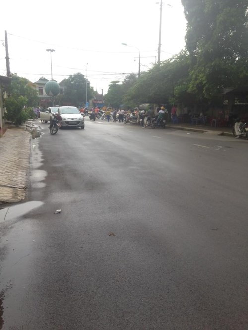 Lực lượng công an và nhân dân địa phương đã khống chế thành công đối tượng ở cuối đường Hùng Vương. Ảnh: TL.