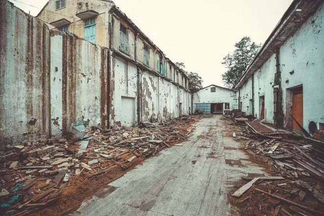 Một nhà xưởng đã được tháo dỡ hết. (Ảnh: Minh Sơn/Vietnam+)Tất cả cho tiền tuyến', một biểu ngữ tồn tại từ thời kháng chiến chống Mỹ cứu nước. (Ảnh: Minh Sơn/Vietnam+)