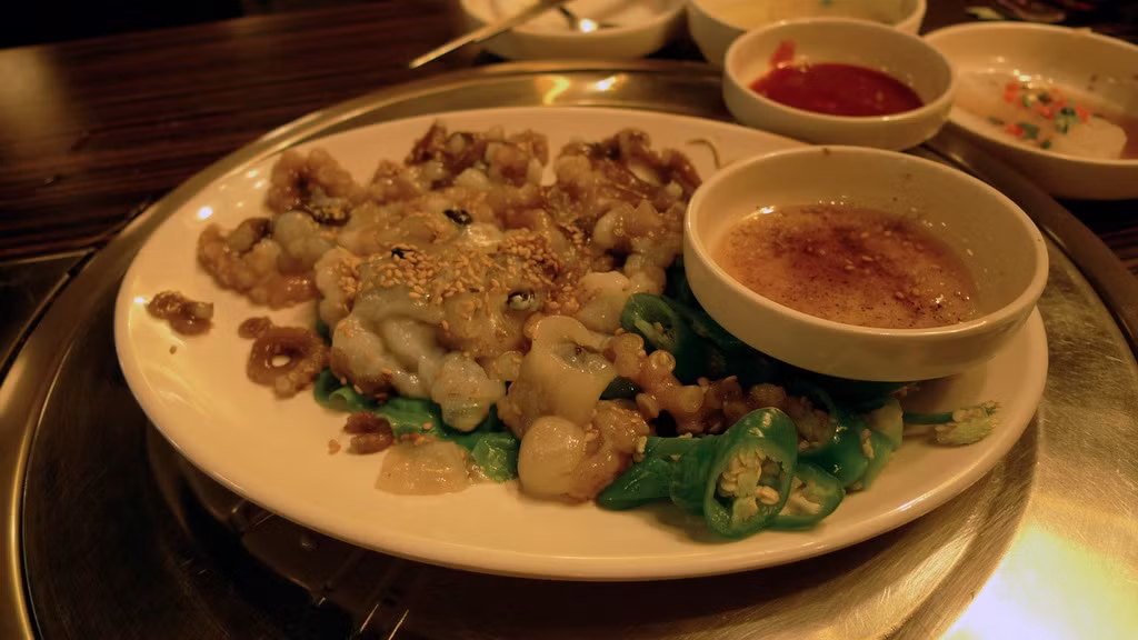 Nhắc đến bạch tuộc ở Hàn Quốc, người ta nhớ đến món bạch tuộc sống (Sannakji). Khi khách gọi, đầu bếp mới chuẩn bị món ăn. Bạch tuộc được tẩm ướp gia vị khi các xúc tu vẫn còn ngoe nguẩy.