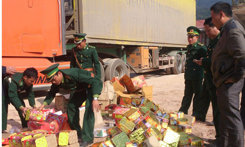Container cho phao lau khung bi bat tai Quang Binh