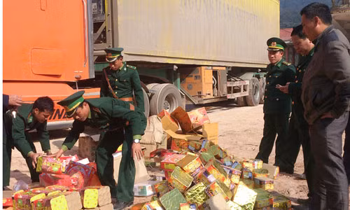 Container cho phao lau khung bi bat tai Quang Binh