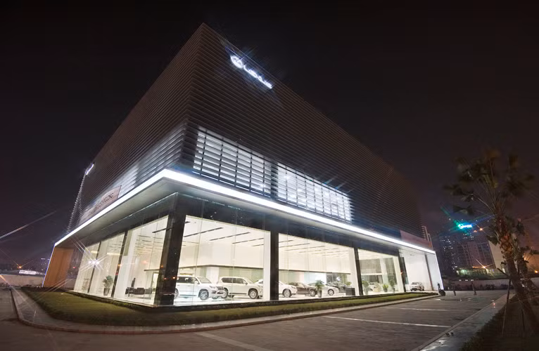 Đại lý đầu tiên của Lexus tại Hà Nội cũng là đại lý thứ 2 của Lexus tại Việt Nam và là đại lý đầu tiên của thương hiệu này tại khu vực miền Bắc. Lexus Thăng Long vừa ra mắt có diện tích xây dựng là 2.300 m2 trong một khuôn viên rộng 9.000 m2 với vị trí đắc địa, giao cắt giữa 2 đường Phạm Hùng và Dương Đình Nghệ.