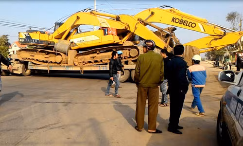 Hang chuc doi tuong la chong TTGT giai vay xe qua tai-Hinh-2