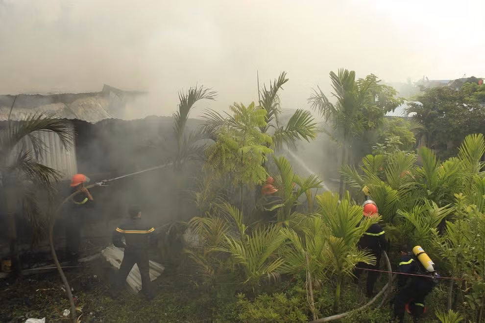 Do nước chữa cháy không đủ nên lính cứu hỏa đã phải sục ống xuống mương nước cạnh đó để lấy nước chữa cháy.