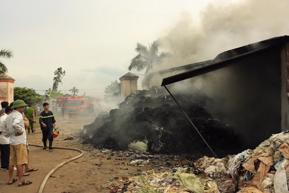 Ông Phạm Văn Hòa, 39 tuổi, là công nhân trong xưởng, người phát hiện ra vụ cháy cho biết, ngọn lửa xuất phát từ một máy cào bông ở gần cửa ra vào. “Tôi đã dập cầu dao điện, rồi cùng một người nữa đã lấy 4 bình cứu hỏa mini xịt, bốc vải ra ngoài để tránh ngọn lửa không lan rộng nhưng không ăn thua”. 