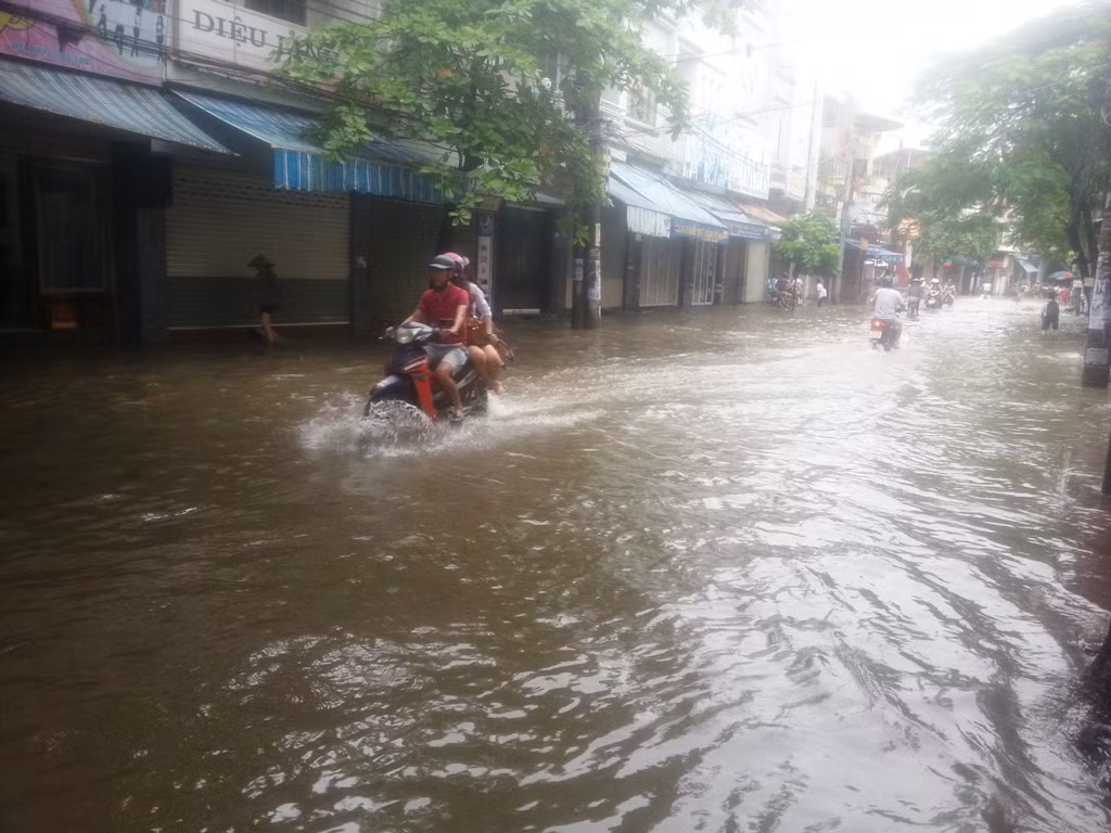 Duong Hai Phong bien thanh song sau con mua lon-Hinh-2