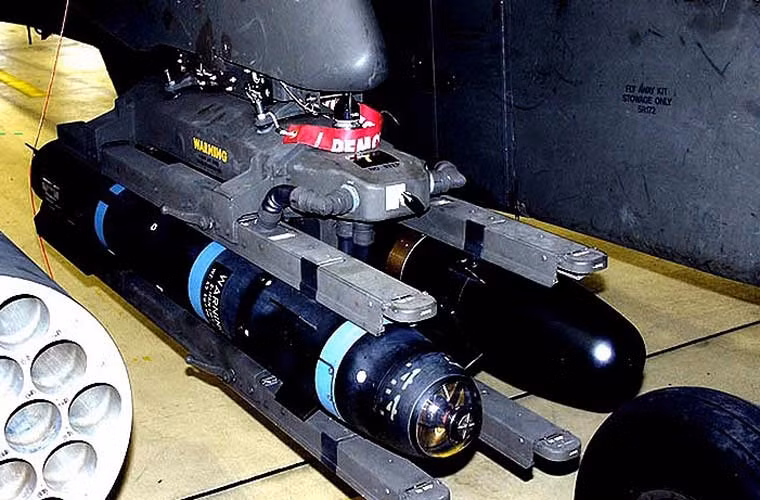 Trực thăng AH-64E Apache có thể mang tối đa 16 quả tên lửa chống tăng Hellfire.