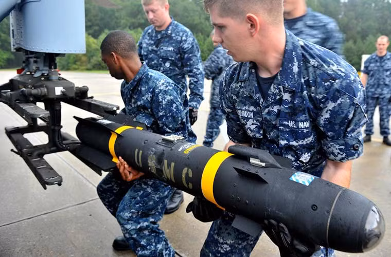 AGM-114R Hellfire II là biến thể cải tiến của dòng tên lửa chống tăng phóng từ trên không danh tiếng AGM-114 Hellfire do Mỹ chế tạo. Biến thể này chuyên dùng để chống boong-ke, xe thiết giáp hạng nhẹ, mục tiêu trong môi trường đô thị...