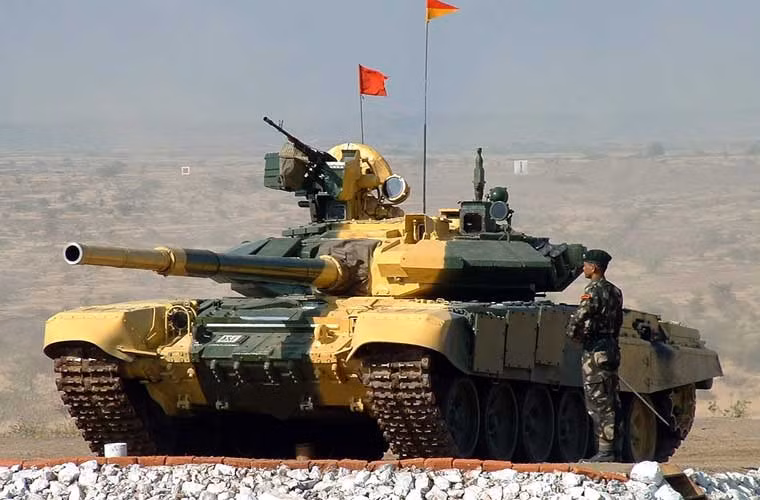 Xe tăng T-90 là phương án hiện đại hóa sâu rộng dòng T-72 do Liên Xô thiết kế. T-90 được trang bị hệ thống phòng vệ 3 lớp cực kỳ kiên cố, hệ thống hỏa lực mạnh khủng khiếp và tính cơ động cao. T-90 được xem là ngang ngửa, thậm chí nhỉnh hơn các tăng phương Tây ở một vài yếu tố.