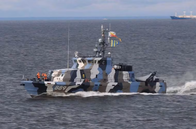 Trong trang bị hải quân, Việt Nam được cho là đang quan tâm tới một số tàu chiến, tàu đổ bộ cỡ nhỏ. Gần đây, Giám đốc nhà máy Zelenodolsk cho biết, tàu tuần tra chống phá hoại thuộc Project 21980 Grachenok đang nhận được sự quan tâm của nhiều khách hàng nước ngoài, trong đó có Việt Nam. Lớp tàu có lượng giãn nước khoảng 138 tấn, thủy thủ đoàn 18 người, trang bị hỏa lực phù hợp nhiệm vụ (gồm súng phóng lựu chống người nhái DP-65A 55mm, đại liên 14,5mm, phương tiện lặn không người lái…).