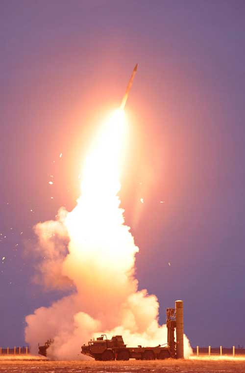 Trong lĩnh vực phòng không, Việt Nam hiện vẫn dùng nhiều tổ hợp tên lửa được sản xuất từ những năm 1950-1970. Vì vậy, nhu cầu hiện đại hóa trang bị là rất lớn. Bên cạnh việc nâng cấp các hệ thống cũ thích nghi với chiến tranh hiện đại, Việt Nam đang từng bước mua sắm thêm các trang bị mới. Điển hình là hợp đồng mua 2 tiểu đoàn phòng không S-300PMU1 hiện đại. Và trong tương lai, các chuyên gia tin rằng Việt Nam sẽ nhắm tới tổ hợp phòng không tốt nhất thế giới S-400 có khả năng hạ mục tiêu ở tầm xa tới 400km.