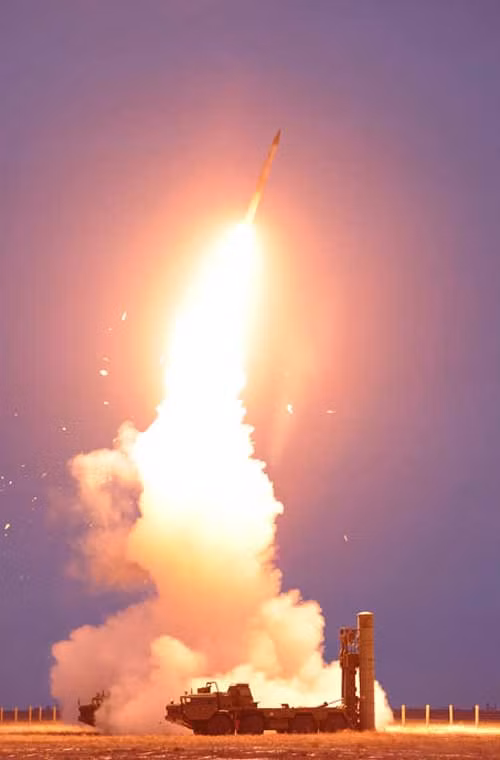 Trong lĩnh vực phòng không, Việt Nam hiện vẫn dùng nhiều tổ hợp tên lửa được sản xuất từ những năm 1950-1970. Vì vậy, nhu cầu hiện đại hóa trang bị là rất lớn. Bên cạnh việc nâng cấp các hệ thống cũ thích nghi với chiến tranh hiện đại, Việt Nam đang từng bước mua sắm thêm các trang bị mới. Điển hình là hợp đồng mua 2 tiểu đoàn phòng không S-300PMU1 hiện đại. Và trong tương lai, các chuyên gia tin rằng Việt Nam sẽ nhắm tới tổ hợp phòng không tốt nhất thế giới S-400 có khả năng hạ mục tiêu ở tầm xa tới 400km.