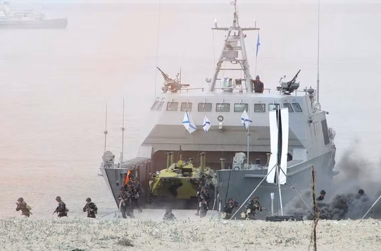 Hiện nay, Hải quân Nhân dân Việt Nam chủ yếu sử dụng tàu đổ bộ nhỏ tự đóng và một phần do Liên Xô cung cấp trước đây. Vì vậy, nhu cầu hiện đại hóa trang bị cũng rất lớn. Trong năm 2014, tờ Sao Đỏ của Nga dẫn lời phát ngôn viên nhà máy đóng tàu Yaroslavsky - Vladimir Popov cho biết, tàu đổ bộ thuộc Project 21820 Dyugon có thể được xuất khẩu sang Việt Nam.