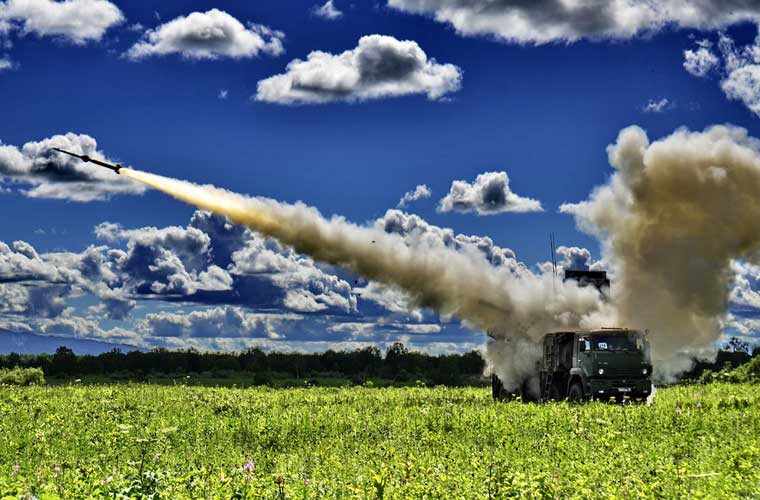 …"Việt Nam thích máy bay phản lực chiến đấu của Nga, đặc biệt là các hệ thống tên lửa phòng không. Họ đã chú ý đến hệ thống S-400. Họ cũng là những người đầu tiên quan tâm đến hệ thống pháo-tên lửa chống máy bay mới Pantsir-S1 tiên tiến nhất, không có loại tương tự trên thế giới", nhà phân tích quân sự báo Komsomolskaya Pravda Victor Baranez cho biết vào năm 2013.