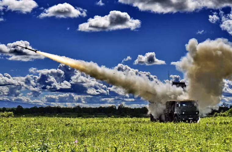 …"Việt Nam thích máy bay phản lực chiến đấu của Nga, đặc biệt là các hệ thống tên lửa phòng không. Họ đã chú ý đến hệ thống S-400. Họ cũng là những người đầu tiên quan tâm đến hệ thống pháo-tên lửa chống máy bay mới Pantsir-S1 tiên tiến nhất, không có loại tương tự trên thế giới", nhà phân tích quân sự báo Komsomolskaya Pravda Victor Baranez cho biết vào năm 2013.