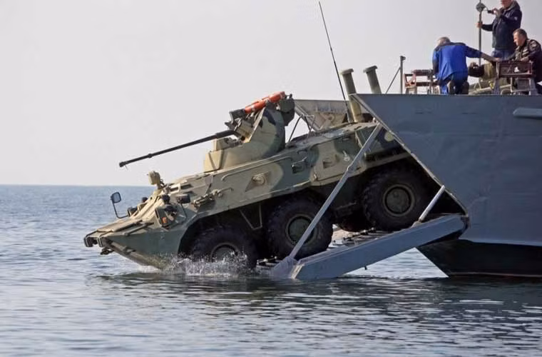 Tàu đổ bộ cỡ nhỏ Dyugon được thiết kế để có thể các phương tiện cơ giới, hàng hóa, binh lính phục vụ các chiến dịch đổ bộ đánh chiếm đảo, bờ biển. Dyugon có thể chở 140 tấn hàng hóa hoặc 3 xe tăng chiến đấu chủ lực hoặc 5 xe bọc thép chở quân.