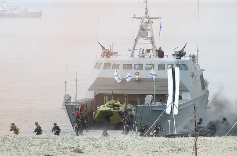 Hiện nay, Hải quân Nhân dân Việt Nam chủ yếu sử dụng tàu đổ bộ nhỏ tự đóng và một phần do Liên Xô cung cấp trước đây. Vì vậy, nhu cầu hiện đại hóa trang bị cũng rất lớn. Trong năm 2014, tờ Sao Đỏ của Nga dẫn lời phát ngôn viên nhà máy đóng tàu Yaroslavsky - Vladimir Popov cho biết, tàu đổ bộ thuộc Project 21820 Dyugon có thể được xuất khẩu sang Việt Nam.