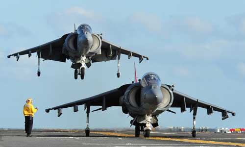 Ngoan muc canh cuong kich AV-8B ha canh thang dung