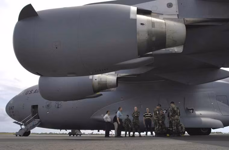 Để nâng cả con quái vật này lên bầu trời, nhà thiết kế đã trang bị cho C-17 4 động cơ phản lực cực khỏe F117-PW-100, công suất 180 kN/động cơ.