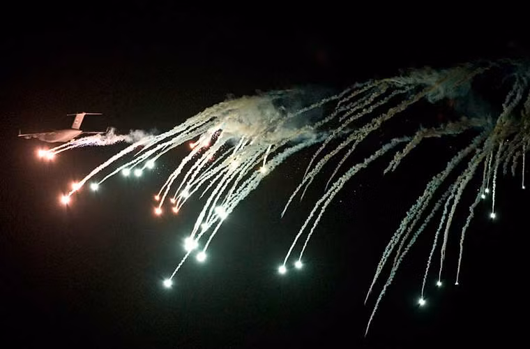 C-17 được trang bị hệ thống phòng thủ chống tên lửa tầm nhiệt.