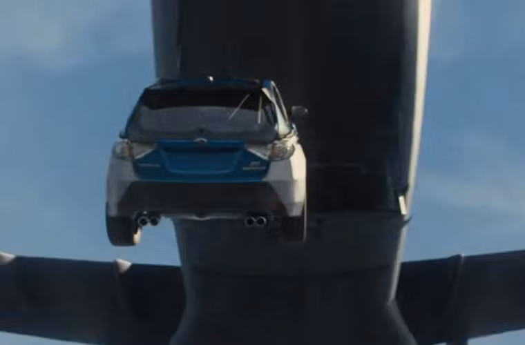 Hình ảnh những siêu xe của nhóm Dominic Toretto “đổ bộ đường không” từ máy bay vận tải khổng lồ là một trong những cảnh quay hoành tráng nhất của “Fast and Furious 7”. Đó là một chiếc C-17 Globalmaster III – một trong những vận tải cơ quân sự lớn nhất thế giới hiện nay.