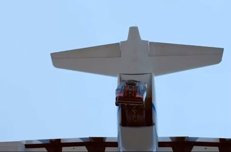 Tuy vậy, chiếc vận tải cơ C-17 trong phim thực ra là sản phẩm của kĩ thuật số ghép ảnh. Các cảnh quay thực được thực hiện với một chiếc vận tải C-130, từng ô tô được thả từ C-130 và sau đó được ghép lại trong phim.