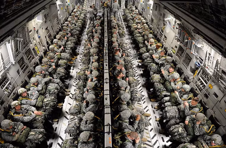 Theo quảng cáo của nhà sản xuất, máy bay vận tải C-17 có thể chở 102 lính dù hoặc 134 lính với việc bố trí lại ghế...