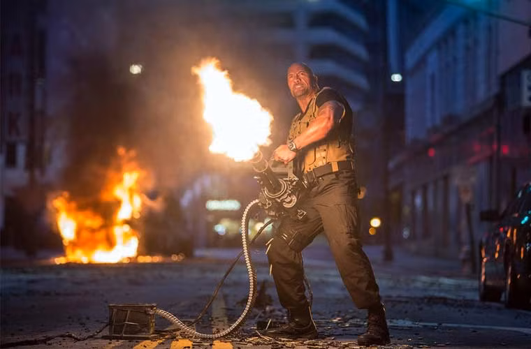 Siêu bom tấn “Fast and Furious 7” cũng sử dụng rất nhiều loại súng khủng. Một trong số đó gây cảm giác mạnh với người xem là khẩu súng máy đa nòng với băng đạn dài mà Luke Hobbs dùng để bắn trực thăng của Mose Jakande. Đó là kiểu súng máy Galting nổi danh của Quân đội Mỹ, cỡ 7,62mm với 6 nòng xoay bằng điện, tốc độ bắn vài nghìn phát/phút với mật độ hỏa lực khủng khiếp. Nó thường được trang bị trên trực thăng, máy bay (có thể là cỡ lớn hơn), tàu cao tốc…