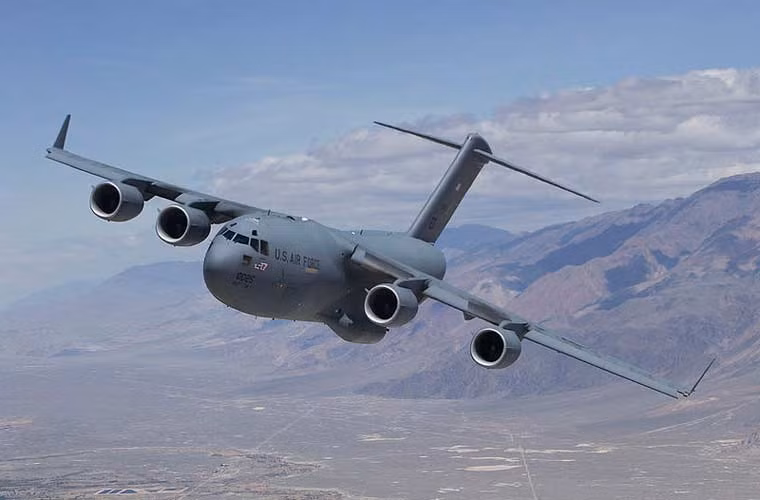 Vận tải cơ C-17 có kích cỡ cực kỳ lớn, dài 53m, sải cánh 52m, cao 16,8m, trọng lượng cất cánh tối đa 265 tấn.