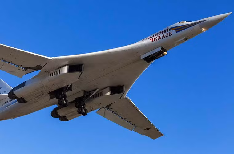 Tu-160 được thiết kế với 2 khoang vũ khí trong thân chứa tổng cộng 40 tấn bom, tên lửa. Trong kho vũ khí của Tu-160 đáng lưu ý là có tên lửa hành trình đối đất tầm siêu xa Kh-55 đạt tầm bắn 2.500-3.000km.