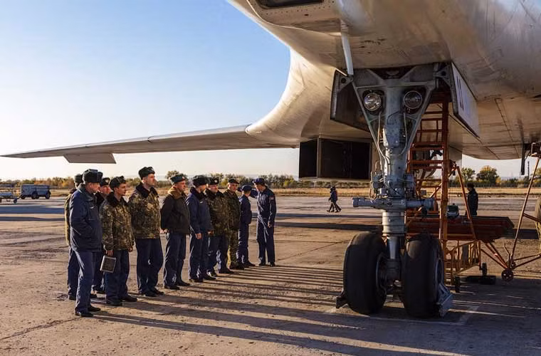 Các cán bộ kĩ thuật phụ trách kiểm tra, bảo dưỡng chiếc Tu-160.