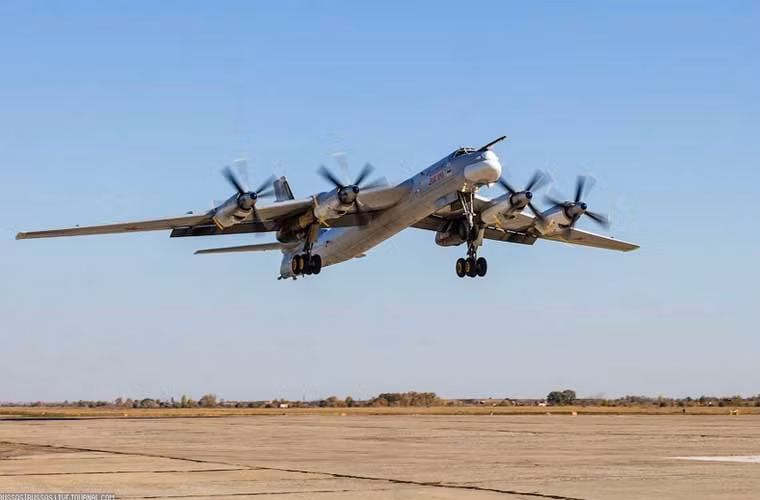 Để nâng cả máy bay có trọng lượng cất cánh tối đa 188 tấn, nhà thiết kế Tupolev đã trang bị cho Tu-95 4 động cơ NK-12MV lắp cánh quạt kép quay ngược chiều nhau cho tốc độ 925km/h ngang ngửa máy bay ném bom phản lực, tầm bay 15.000km.