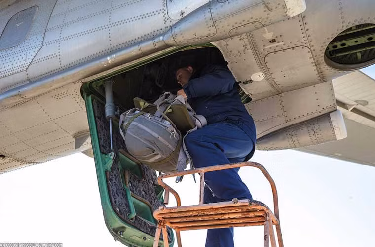 Xạ thủ đuôi máy bay ném bom Tu-95MS chuẩn bị cho chuyến bay dài. Trên Tu-95MS vẫn duy trì ụ pháo đuôi để phòng thủ chống máy bay tiêm kích truy đuổi phía sau.