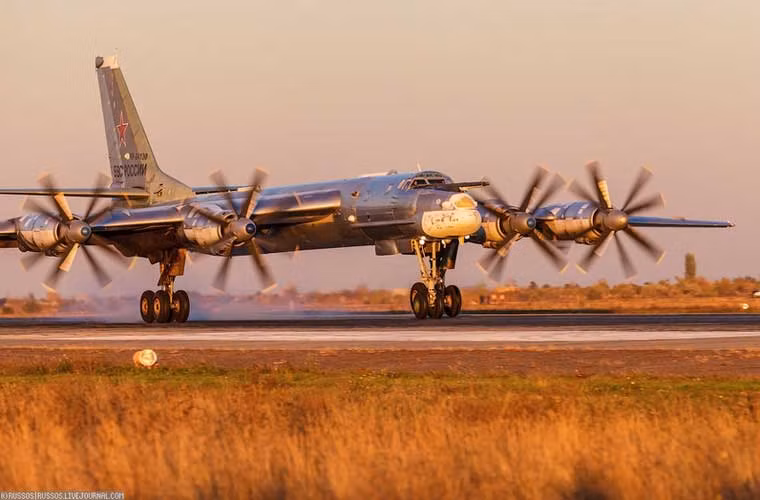 Engel’s có đường băng dài đến 3.500m cùng 10 khu vực đỗ cho máy bay, đủ sức chứa mọi loại máy bay lớn nhỏ của Không quân Nga.