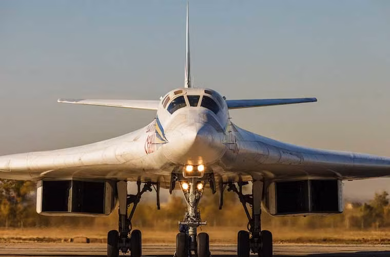 Máy bay ném bom chiến lược Tu-160 lăn bánh trên đường băng căn cứ Engel’s.