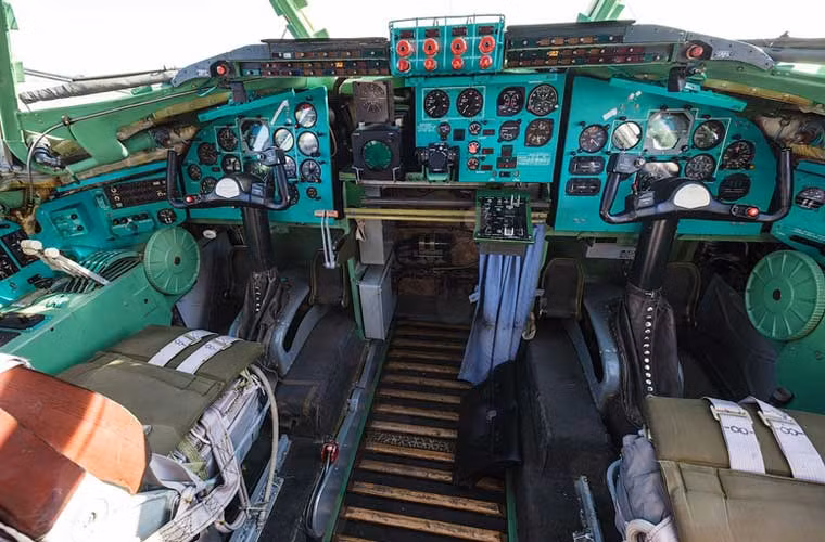 Buồng lái máy bay ném bom chiến lược Tu-95MS tại căn cứ.