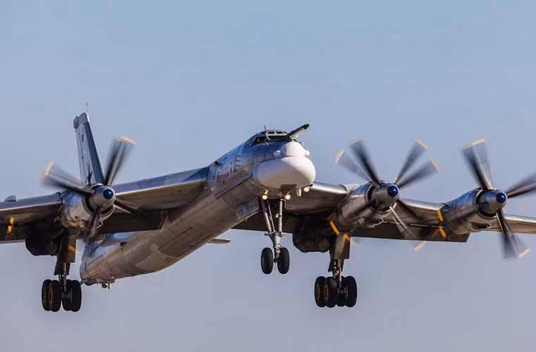 Tu-95 có thể mang tới 15 tấn vũ khí trong khoang thân gồm bom và các loại tên lửa hành trình không đối đất/đối hải tầm xa như Kh-20, Kh-22, Kh-26 và Kh-55.