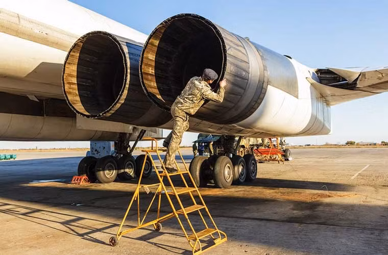 Kiểm tra động cơ phản lực NK-32 – Tu-160 được trang bị 4 động cơ loại này cho phép đạt tốc độ 2.220km/h. Đây tiếp tục là một kỷ lục của Tu-160, máy bay ném bom hạng nặng nhanh nhất thế giới (vượt xa máy bay ném bom siêu âm B-1B của Mỹ).